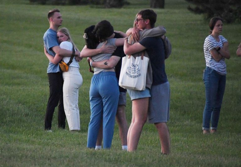 Три человека погибли в результате стрельбы на парковке церкви в Айове, США