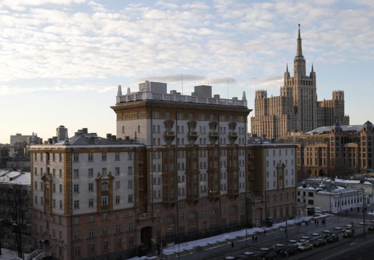 Разрыв отношений США и России и закрытие посольств было бы большой ошибкой — считает посол США в России