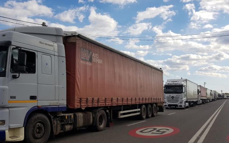 «Мы стоим часами, а потом переезжаем на 50 метров». Километровые очереди на таможне Леушены – Албица
