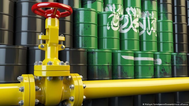 Саудовская Аравия согласилась добывать больше нефти, если санкции против РФ вызовут дефицит