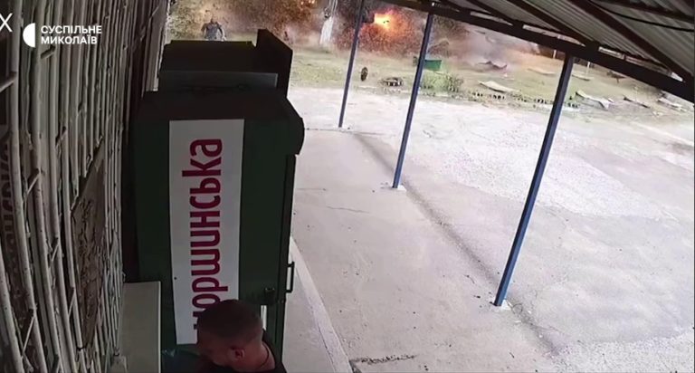 (ВИДЕО) Момент попадания российских снарядов по Николаеву