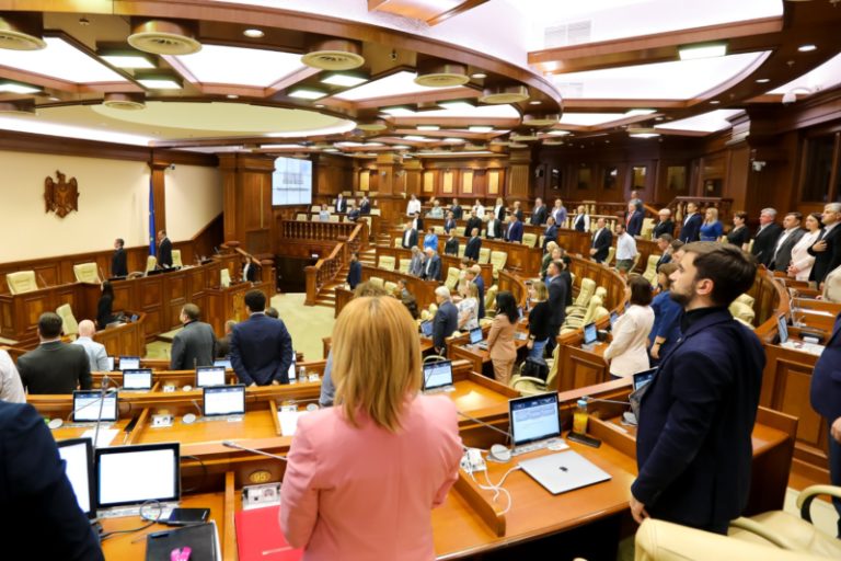 Парламент проведёт экстренную сессию в пятницу, главная тема — меры по поддержке населения