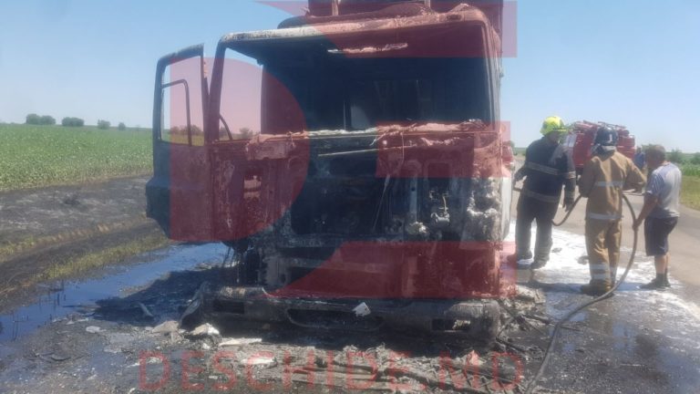 (ФОТО) Недалеко от Тараклии загорелся грузовик с зерном