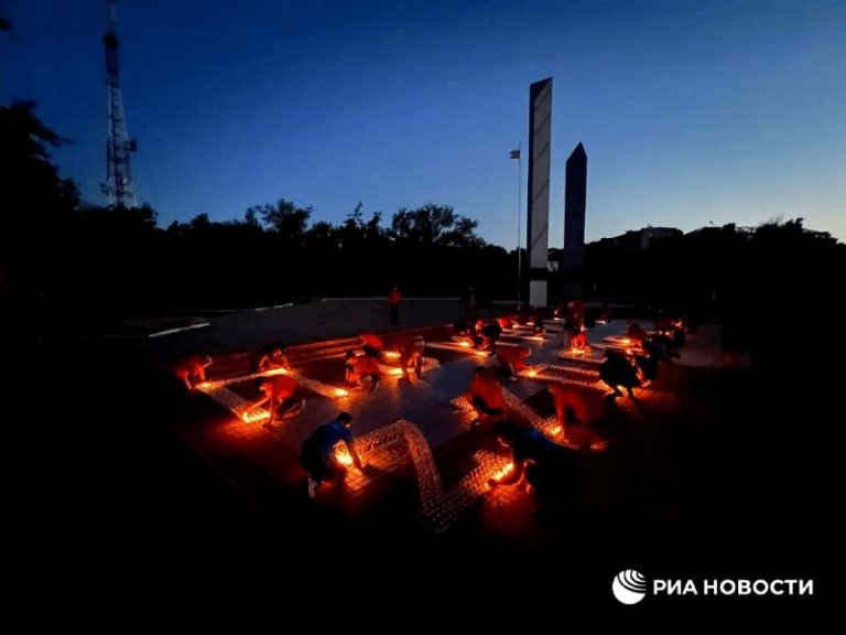 (ФОТО) В оккупированном Россией Мариуполе создали 160-метровую надпись «Помним 22.06.1941»