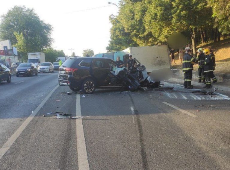 Авария в Кишиневе: двое подростков доставлены в больницу