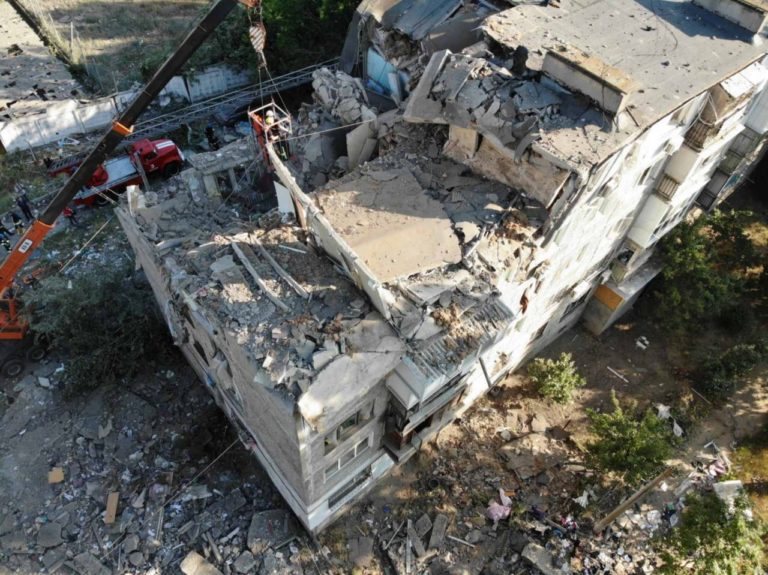 От вчерашнего удара по Николаеву погибли 6 человек, еще 6 ранены. Продолжаются обстрелы области