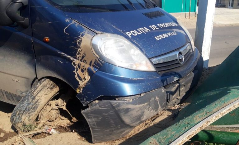 (ФОТО) Машина пограничной полиции попала в ДТП, пытаясь не сбить собаку