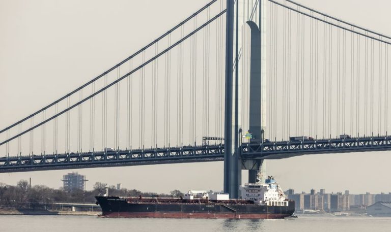 WSJ: переработанную российскую нефть поставляют в США в обход санкций