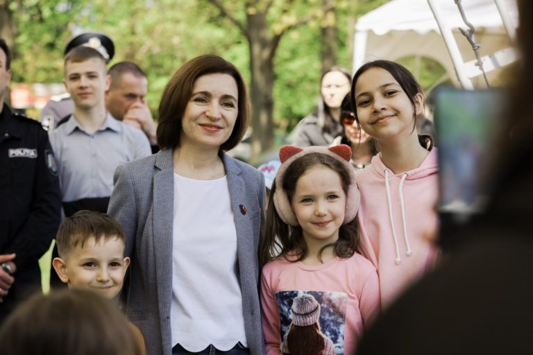 Майя Санду поздравила с 1 июня и запустила Национальную программу по защите детей на 5 лет