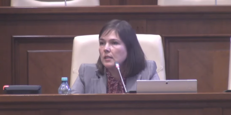 Парламент назначил заместителя народного адвоката. Ей задавали вопросы о поддержке ЛГБТ-сообщества