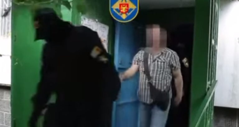(ВИДЕО) Как проходили обыски по делу о пропаганде войны у редактора гагаузского портала, приближенного к депутату НСГ