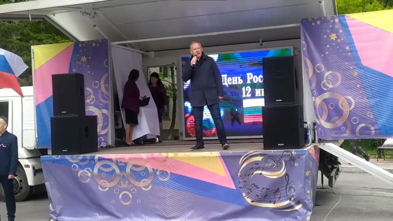 Российский блогер выложил видео, где глава города не может выговорить слово «денацификация». В итоге мэр принес ему повестку на военные сборы