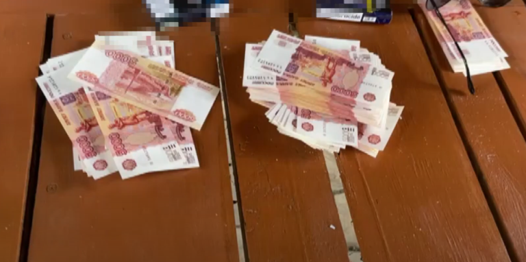 (Видео) В Молдове раскрыли фальшивомонетчиков и изъяли два миллиона «российских рублей»