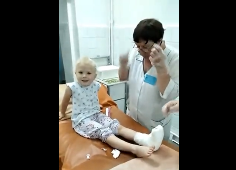 (Видео) Девочка, пострадавшая от утреннего обстрела Николаева, поет гимн Украины во время перевязки