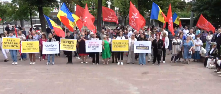 Социалисты организовали протест у здания парламента