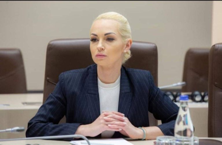 «Свергнуть жёлтую чуму» — Таубер призвала к протестам и досрочным выборам