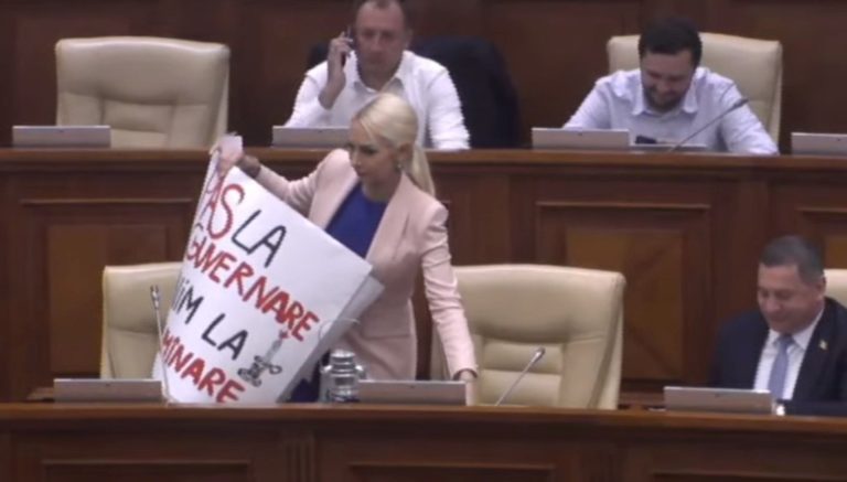Марина Таубер пришла в парламент с керосиновой лампой и предлагает провести заседание без света