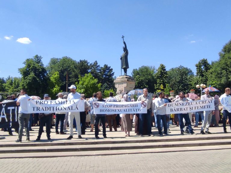 (ФОТО) В центре Кишинёва священники организовали протест против ЛГБТ-марша