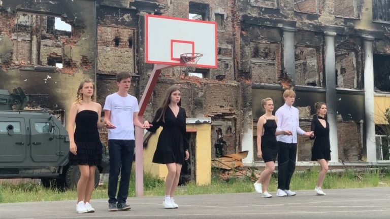 (ВИДЕО) Вальс на руинах: в Харькове выпускники попрощались со школой