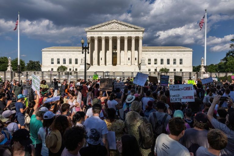Верховный суд США после отмены конституционного права на аборт теряет авторитет у американцев