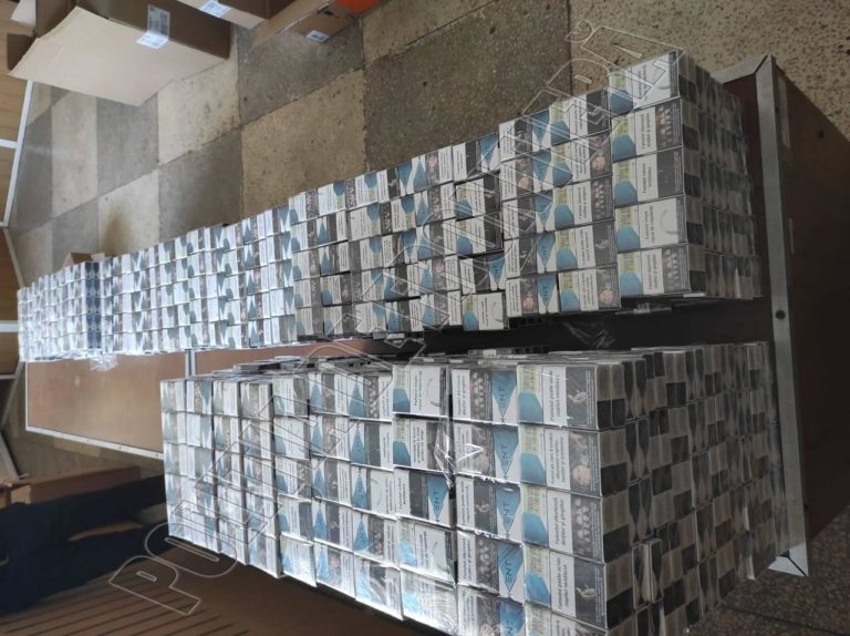 (Видео) На границе в Скулянах обнаружили 2400 пачек сигарет, спрятанных в полу буса