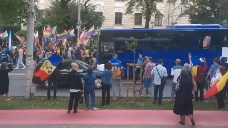 (ВИДЕО) На ЛГБТ-прайде в Яссах участников шествия облили святой водой и забросали яйцами