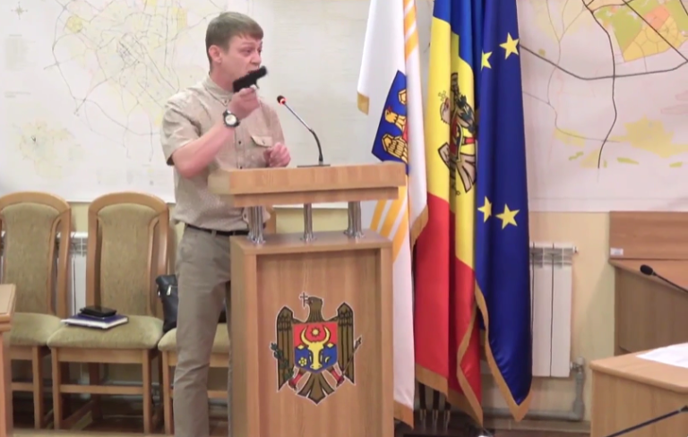 (ВИДЕО) Паника на заседании мунсовета Кишинева: активист достал из сумки пистолет