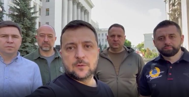 (ВИДЕО) 100 дней войны: Зеленский у Верховной Рады записал такое же видео, как в первые дни