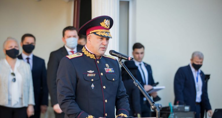 Экс-директор Службы госохраны, украсивший мундир золотыми нитями, обвиняется в подделке документов