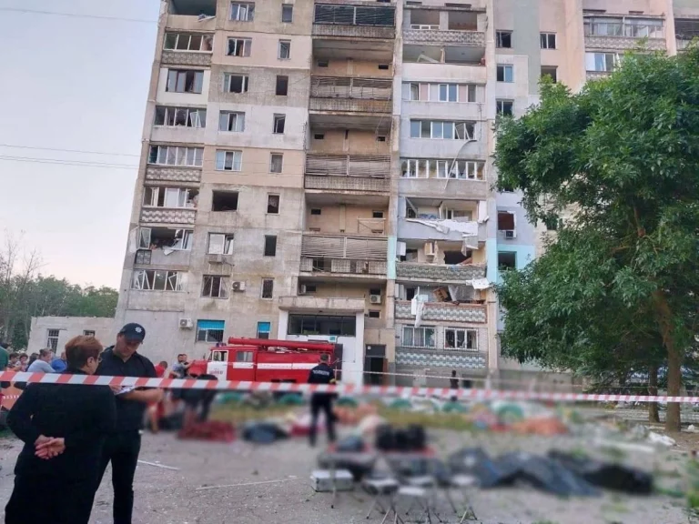 ФОТО ДНЯ: В курортном поселке Сергеевка ракета попала в жилой дом — тела погибших у подъезда