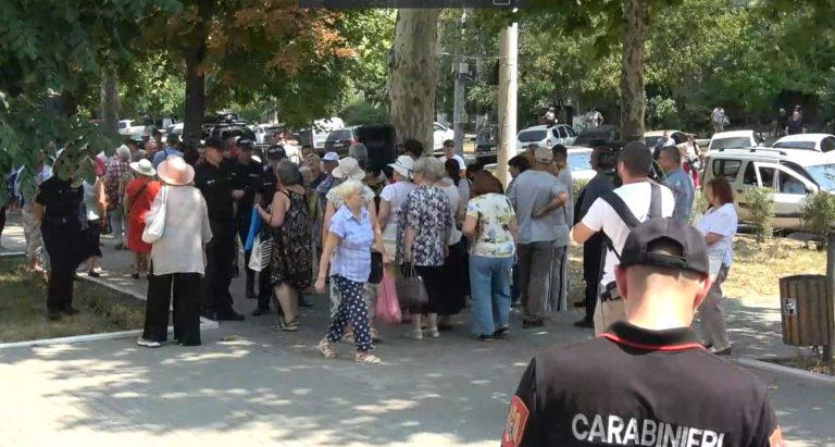 У Апелпалаты Кишинева проходит протест в поддержку депутатки Таубер