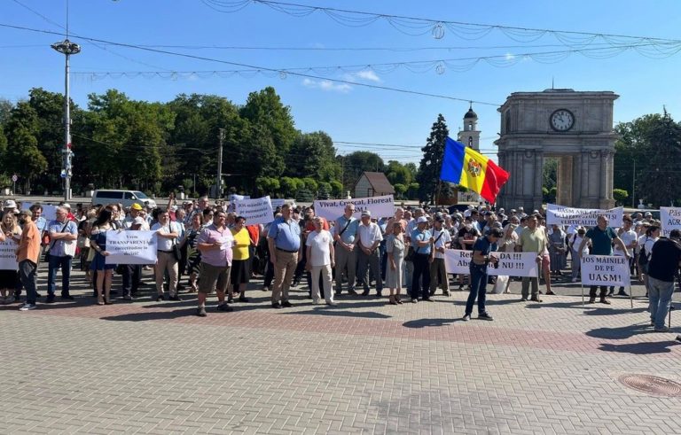 (LIVE) Перед зданием правительства вновь протестуют против реорганизации вузов