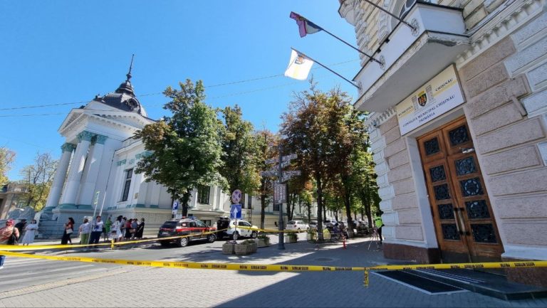 UPD: Сообщения о бомбе в парламенте и примарии Кишинева оказались ложными