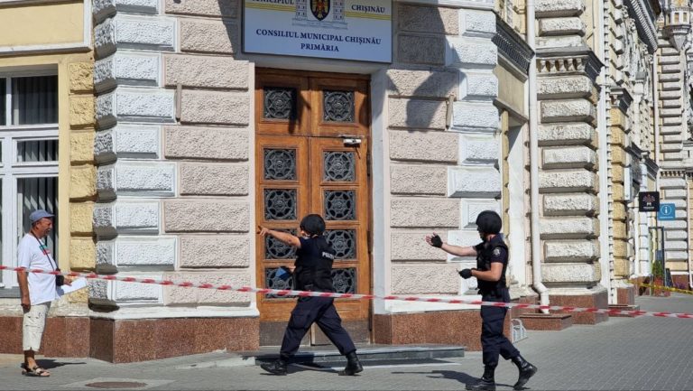 (Фото) UPD: Новое сообщение о бомбе в кишиневской мэрии оказалось ложным