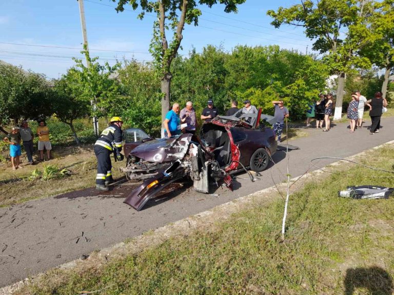 Серьезное ДТП в Сорокском районе: водитель влетел в дерево и оказался заблокирован в машине