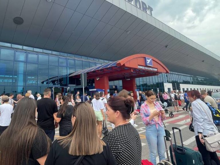 (UPD) Сообщение о бомбе в аэропорту оказалось ложным. Пассажиров запускают обратно