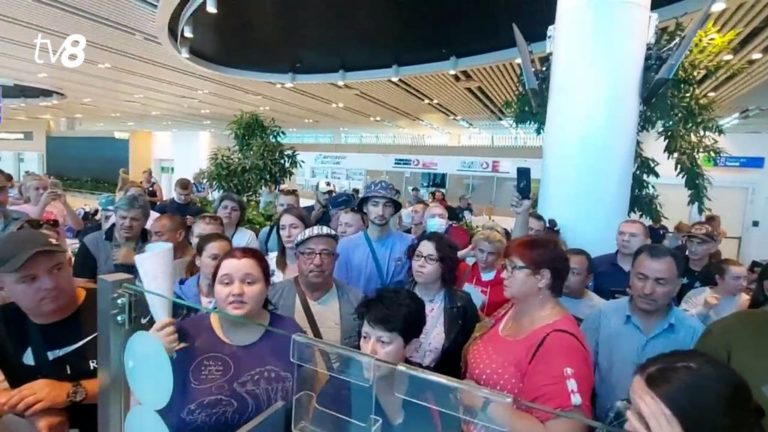 (Видео)Хаос в аэропорту Кишинева после отмены нескольких рейсов авиакомпанией FlyOne