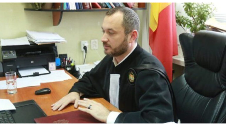 (DOC) Судью Шора уволили из-за дисциплинарных нарушений
