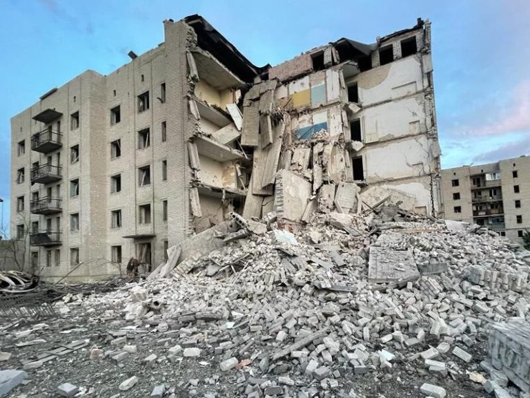 Более 30 человек находятся под завалами после обстрела Донецкой области