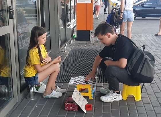 10-летняя чемпионка мира по шашкам из Украины собрала 21 тысячу гривен на нужды ВСУ