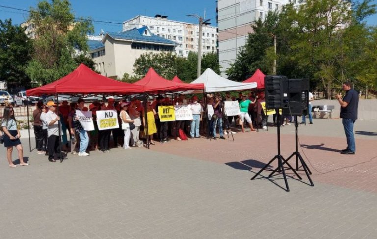 Социалисты второй день подряд протестуют у столичного суда, где рассматривают дело Додона