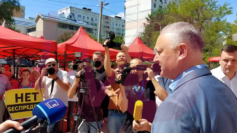 Сторонники Додона разбили палаточный городок у суда на Чеканах