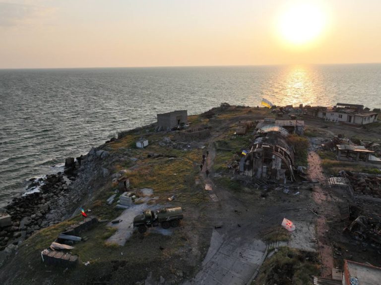 (ФОТО) На острове Змеиный подняли флаг Украины