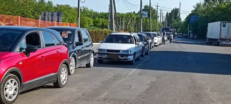 На некоторых КПП на границе с Румынией большие очереди