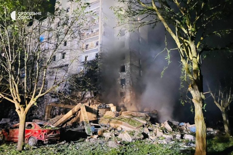 (Фото) Ракетные удары по Одесской области: попадание по многоквартирному жилому дому