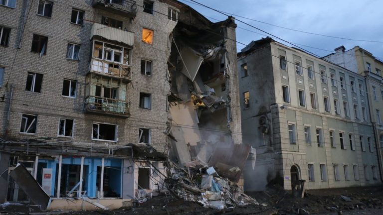 (Фото) В Харькове частично разрушен жилой дом после попадания российской ракеты