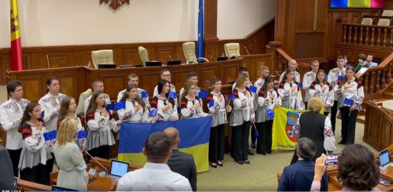 (ВИДЕО) В Парламенте Молдовы хор молодежи из Винницы исполнил гимн Украины