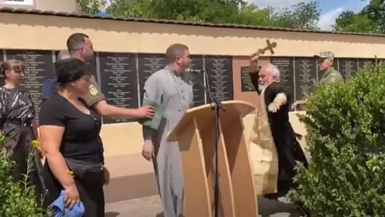 Священник Московского патриархата напал на священника Украинской православной церкви на похоронах бойца