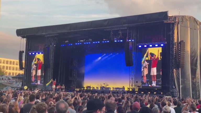 (ВИДЕО) Группа Imagine Dragons вновь поддержала Украину на концерте в Германии