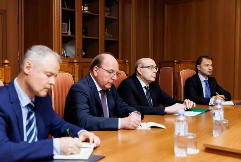 Госсекретарь МИДЕИ встретился с представителем России на фоне угроз Москвы